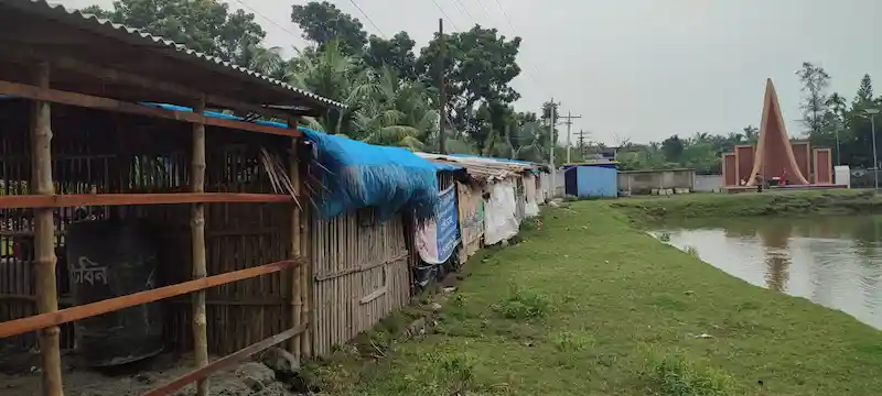 পাইকগাছায় সরকারি জমিতে গড়ে উঠেছে অবৈধ দোকান