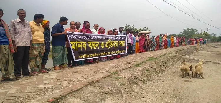 ইউপি সদস্যকে লাঞ্ছিত করার প্রতিবাদে ডুমুরিয়ায় মানববন্ধন