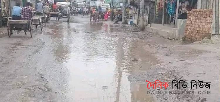 বাস স্টপেজের সামনের রাস্তার করুণ অবস্থা