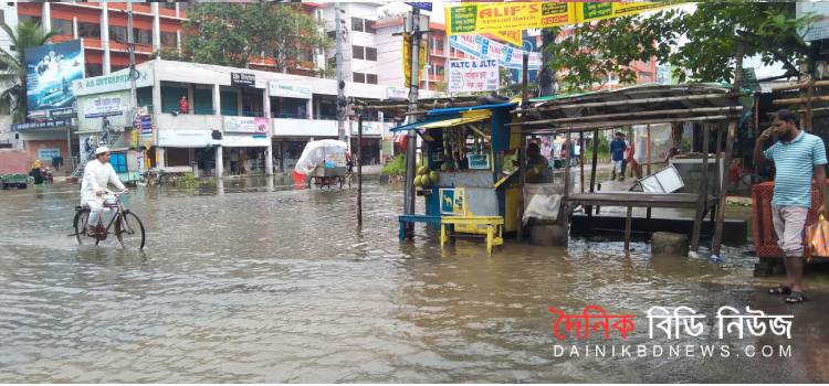 বৃষ্টিতে খুলনা নগরীর বিভিন্ন এলাকায় জলাবদ্ধতা 