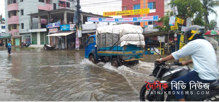 বৃষ্টিতে খুলনা নগরীর বিভিন্ন এলাকায় জলাবদ্ধতা