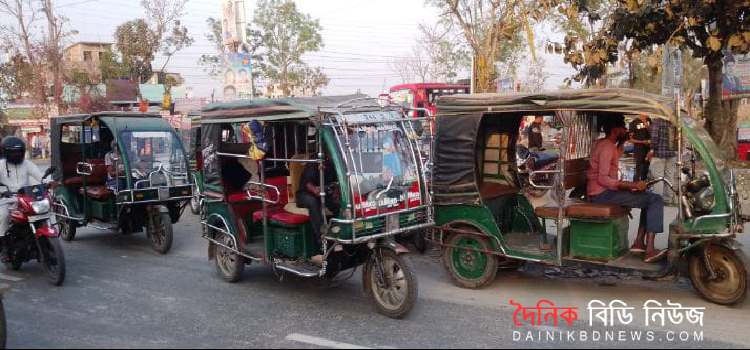 খুলনার রাস্তায় ইজিবাইকে