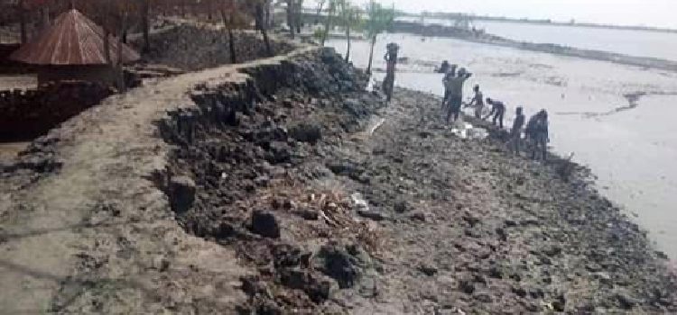 ghurnijhorer atonko jhukipurno beribadh niye uthkonta paikgachay