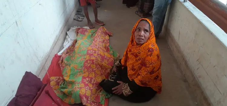 haspatale rogir sojonder maramari dekhe briddhar mrittuu
