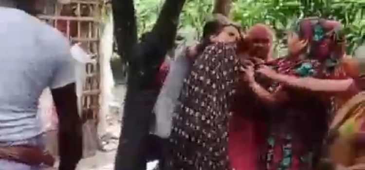 jatayat er rasta niye ek mohilar upor hamla