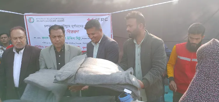 দাকোপে শীতার্তদের মাঝে কম্বল বিতরণ করছে বাংলাদেশ রেড ক্রিসেন্ট সোসাইটি খুলনা জেলা ইউনিট